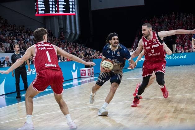 Bamberg, Germany 13 November 2025 BBL Cup 2025 2026 1 4 Final BMA365 Bamberg Baskets vs MLP Academics Heidelberg Pictured from left Zachary Ensminger Bamberg , Erol Ersek Heidelberg and Daniel Keppeler Bamberg Brose Arena Bayern Copyright: xFotostandx xK.xSchmittx