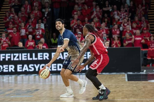 Bamberg, Germany 13 November 2025 BBL Cup 2025 2026 1 4 Final BMA365 Bamberg Baskets vs MLP Academics Heidelberg In the picture from left Erol Ersek Heidelberg and Cobe Williams Bamberg Brose Arena Bayern Copyright: xFotostandx xK.xSchmittx