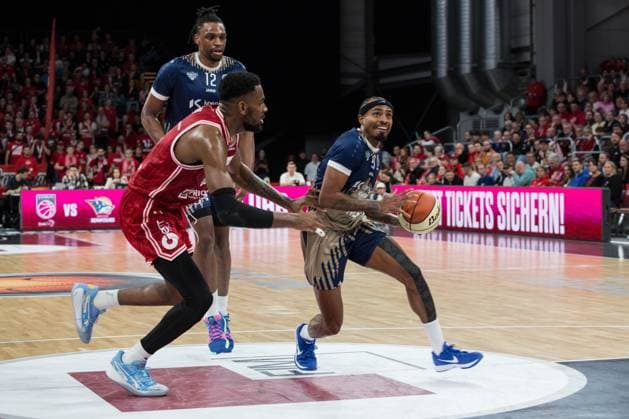 Bamberg, Germany 13 November 2025 BBL Cup 2025 2026 1 4 Final BMA365 Bamberg Baskets vs MLP Academics Heidelberg In the picture Ejiofor Onu Bamberg vs Michael Weathers Heidelberg Brose Arena Bayern Copyright: xFotostandx xK.xSchmittx