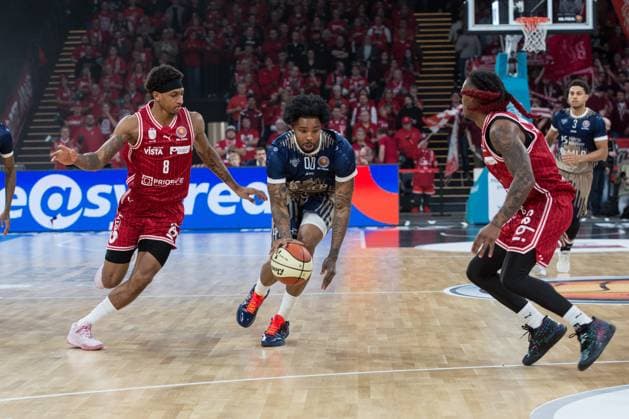 Bamberg, Germany 13 November 2025 BBL Cup 2025 2026 1 4 Final BMA365 Bamberg Baskets vs MLP Academics Heidelberg Pictured from left Demarcus Demonia Bamberg , Marcus Weathers Heidelberg and Cobe Williams Bamberg Brose Arena Bayern Copyright: xFotostandx xK.xSchmittx