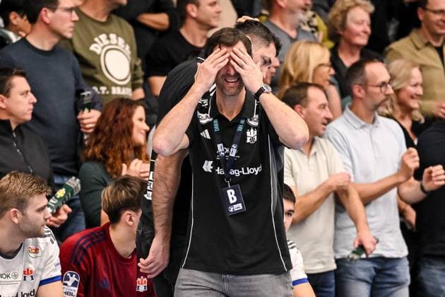 Goeppingen, Deutschland, 13.11.25: Trainer Torsten Jansen (HSV Hamburg) gestikuliert, gestik, enttaeusscht waehrend des Daikin Handball Bundesliga Spiels zwischen FRISCH AUF! Goeppingen vs HSV Hamburg in der EWS Arena am 13. November 2025 in Goeppingen, Deutschland. (Foto von Harry Langer DeFodi Images) Goeppingen, Germany, 13.11.25: Trainer Torsten Jansen (HSV Hamburg) looks dejected, gestures during the Daikin Handball Bundesliga match between FRISCH AUF! Goeppingen vs HSV Hamburg at EWS Arena on November 13, 2025 in Goeppingen, Germany. (Photo by Harry Langer DeFodi Images) (Photo by Harry Langer DeFodi Images) Goeppingen, Germany, 13 11 25 Coach Torsten Jansen HSV Hamburg gestures, gestures, dejected during the Daikin Handball Bundesliga match between FRISCH AUF Goeppingen vs HSV Hamburg at EWS Arena on November 13, 2025 in Goeppingen, Germany Photo by Harry Langer DeFodi Images Goeppingen, Germany, 13 11 25 Trainer Torsten Jansen HSV Hamburg looks dejected, gestures during the Daikin Handball Bundesliga match between FRISCH AUF Goeppingen vs HSV Hamburg at EWS Arena on November 13, 2025 in Goeppingen, Germany Photo by Harry Langer DeFodi Images Photo by Harry Langer DeFodi Images