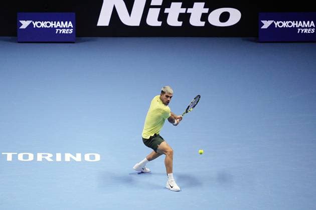 Spain s Carlos Alcaraz returns the ball to Lorenzo Musetti during the singles tennis match of the ATP, Tennis Herren World Tour Finals at the Inalpi Arena in Turin, Italy - Thursday, Nov. 13, 2025. -  Copyright: xMarcoxAlpozzi LaPressex