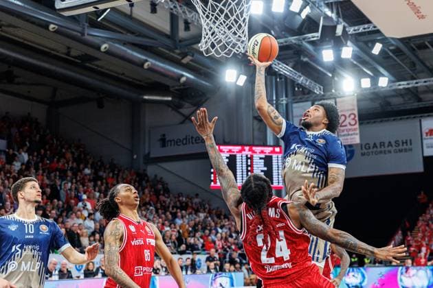 Marcus Weathers MLP Academics Heidelberg, 00 , Cobe Williams BMA365 Bamberg Baskets, 24 , BMA365 Bamberg Baskets vs MLP Academics Heidelberg, Basketball, BBL Cup, Quarterfinals, 13 11 2025 BMA365 Bamberg Baskets vs MLP Academics Heidelberg, Basketball, BBL Cup, Quarterfinals, 13 11 2025 Bamberg Copyright: xEibner-Pressefoto G.xSantemizx EP_EER