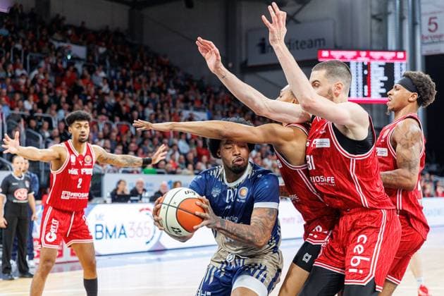 Marcus Weathers (MLP Academics Heidelberg, 00), Austin Crowley (BMA365 Bamberg Baskets, 85), Daniel Keppeler (BMA365 Bamberg Baskets, 31), Demarcus Demonia (BMA365 Bamberg Baskets, 08), BMA365 Bamberg Baskets vs. MLP Academics Heidelberg, Basketball, BBL Pokal, Viertelfinale, 13.11.2025 BMA365 Bamberg Baskets vs. MLP Academics Heidelberg, Basketball, BBL Pokal, Viertelfinale, 13.11.2025 Bamberg *** Marcus Weathers MLP Academics Heidelberg, 00 , Austin Crowley BMA365 Bamberg Baskets, 85 , Daniel Keppeler BMA365 Bamberg Baskets, 31 , Demarcus Demonia BMA365 Bamberg Baskets, 08 , BMA365 Bamberg Baskets vs MLP Academics Heidelberg, Basketball, BBL Cup, Quarterfinals, 13 11 2025 BMA365 Bamberg Baskets vs MLP Academics Heidelberg, Basketball, BBL Cup, Quarterfinals, 13 11 2025 Bamberg Copyright: xEibner-Pressefoto G.xSantemizx EP_EER