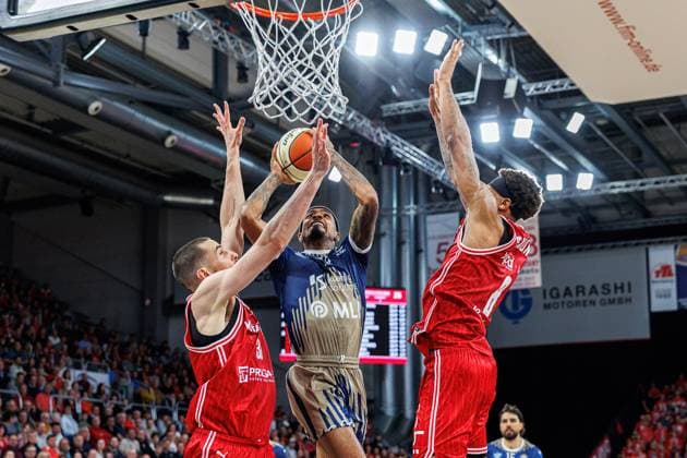 Daniel Keppeler BMA365 Bamberg Baskets, 31 , Michael Weathers MLP Academics Heidelberg, 20 , Demarcus Demonia BMA365 Bamberg Baskets, 08 , BMA365 Bamberg Baskets vs MLP Academics Heidelberg, Basketball, BBL Cup, Quarterfinals, 13 11 2025 BMA365 Bamberg Baskets vs MLP Academics Heidelberg, Basketball, BBL Cup, Quarterfinals, 13 11 2025 Bamberg Copyright: xEibner-Pressefoto G.xSantemizx EP_EER