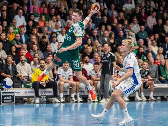 Oskar Sunnefeldt Frisch Auf Goeppingen, 27 is faster than Frederik Bo Andersen Handball Sport Verein Hamburg, 21 , Frisch Auf Goeppingen vs Handball Sport Verein Hamburg, Handball, 1 Bundesliga, Men, Season 2025 2026, 13 11 2025, Frisch Auf Goeppingen vs Handball Sport Verein Hamburg, Handball, 1 Bundesliga, Men, Season 2025 2026, 13 11 2025 Goeppingen Copyright: xEibner-Pressefoto MichaelxSchmidx EP_MST