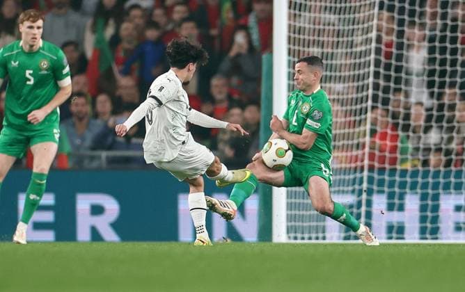 2026 FIFA World Cup, WM, Weltmeisterschaft, Fussball Qualifier Group F, Aviva Stadium, Dublin 13 11 2025 Republic of Ireland vs Portugal Ireland s Josh Cullen with a hand ball Josh Cullen with a hand ball 13 11 2025  Copyright: x INPHO NickxElliottx IMG_6826