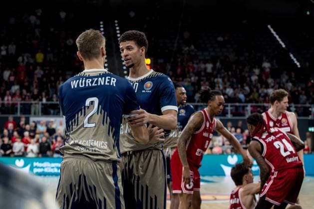 Bamberg, Germany 13 November 2025 BBL Cup 2025 2026 1 4 Final BMA365 Bamberg Baskets vs MLP Academics Heidelberg In the picture Both teams Bamberg and Heidelberg in the pack after a hard foul between two players Brose Arena Bayern Copyright: xFotostandx xK.xSchmittx