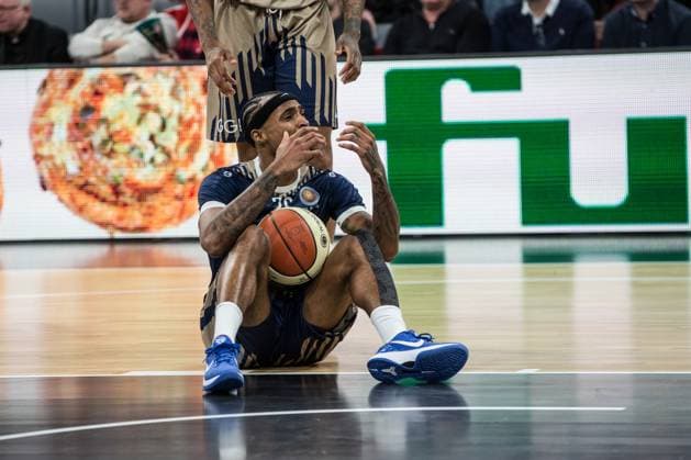Bamberg, Germany 13 November 2025 BBL Cup 2025 2026 1 4 Final BMA365 Bamberg Baskets vs MLP Academics Heidelberg In the picture Michael Weathers Heidelberg sits frustrated on the floor Brose Arena Bayern Copyright: xFotostandx xK.xSchmittx
