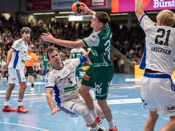 Oskar Sunnefeldt Frisch Auf Goeppingen, 27 prevails against Andreas Magaard Handball Sport Verein Hamburg, 04, Frisch Auf Goeppingen vs Handball Sport Verein Hamburg, Handball, 1 Bundesliga, Men, Season 2025 2026, 13 11 2025, Frisch Auf Goeppingen vs Handball Sport Verein Hamburg, Handball, 1 Bundesliga, Men, Season 2025 2026, 13 11 2025 Goeppingen Copyright: xEibner-Pressefoto MichaelxSchmidx EP_MST