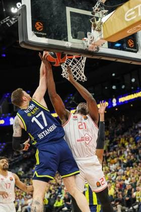 Chris Jones Hapoel IBI Tel Aviv, 01 at the basket in a duel with Onuralp Bitim Fenerbahce Beko Istanbul, 17 , GER, Fenerbahce Beko Istanbul vs Hapoel IBI Tel Aviv, Basketball, Euroleague, Matchday 11, Season 2025 2026, 13 11 2025, GER, Fenerbahce Beko Istanbul vs Hapoel IBI Tel Aviv, Basketball, Euroleague, Matchday 11, Season 2025 2026, 13 11 2025 Muenchen Copyright: xEibner-Pressefoto JennixMaulx EP_JML