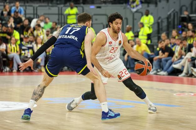 Vasilije Micic Hapoel IBI Tel Aviv, 22 with Onuralp Bitim Fenerbahce Beko Istanbul, 17 , GER, Fenerbahce Beko Istanbul vs Hapoel IBI Tel Aviv, Basketball, Euroleague, Matchday 11, 2025 2026 season, 13 11 2025, GER, Fenerbahce Beko Istanbul vs Hapoel IBI Tel Aviv, Basketball, Euroleague, Matchday 11, 2025 2026 season, 13 11 2025 Munich Copyright: xEibner-Pressefoto JennixMaulx EP_JML