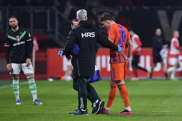 Soccer anniversary match FC Twente Enschede FC Schalke 04 on 13 11 2025 at Stadion De Grolsch Veste in Enschede Max Grüger Schalke leaves the pitch injured xRx