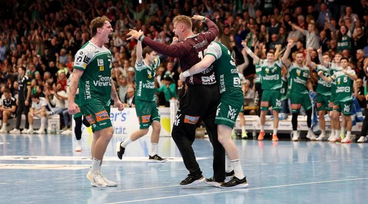 BAU 13 11 2025 Göppingen Handball Frisch Auf Göppingen against HSV Hamburg, from left Victor Klöve, Kristian Saeveras and Ymir Örn Gislason Göppingen cheer