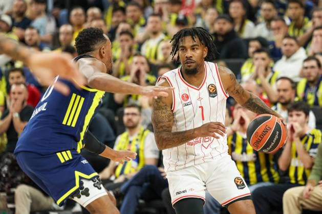 Chris Jones Hapoel IBI Tel Aviv, 01 with Devon Hall Fenerbahce Beko Istanbul, 20 , GER, Fenerbahce Beko Istanbul vs Hapoel IBI Tel Aviv, Basketball, Euroleague, Matchday 11, Season 2025 2026, 13 11 2025, GER, Fenerbahce Beko Istanbul vs Hapoel IBI Tel Aviv, Basketball, Euroleague, Matchday 11, Season 2025 2026, 13 11 2025 Muenchen Copyright: xEibner-Pressefoto JennixMaulx EP_JML