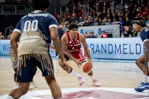 Bamberg, Germany 13 November 2025 BBL Pokal 2025 2026 1 4 Final BMA365 Bamberg Baskets vs MLP Academics Heidelberg In the picture Demarcus Demonia Bamberg moves through the Heidelberg zone to the basket Brose Arena Bayern Copyright: xFotostandx xK.xSchmittx
