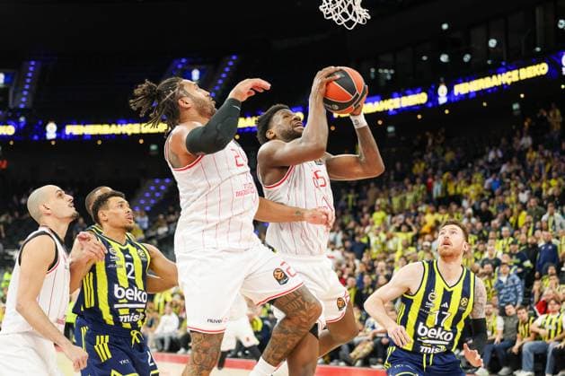 Dan Oturu Hapoel IBI Tel Aviv, 25 with Ish Wainright Hapoel IBI Tel Aviv, 24 and Onuralp Bitim Fenerbahce Beko Istanbul, 17 , GER, Fenerbahce Beko Istanbul vs Hapoel IBI Tel Aviv, Basketball, Euroleague, 11 Matchday, Season 2025 2026, 13 11 2025, GER, Fenerbahce Beko Istanbul vs Hapoel IBI Tel Aviv, Basketball, Euroleague, 11 Matchday, Season 2025 2026, 13 11 2025 Muenchen Copyright: xEibner-Pressefoto JennixMaulx EP_JML