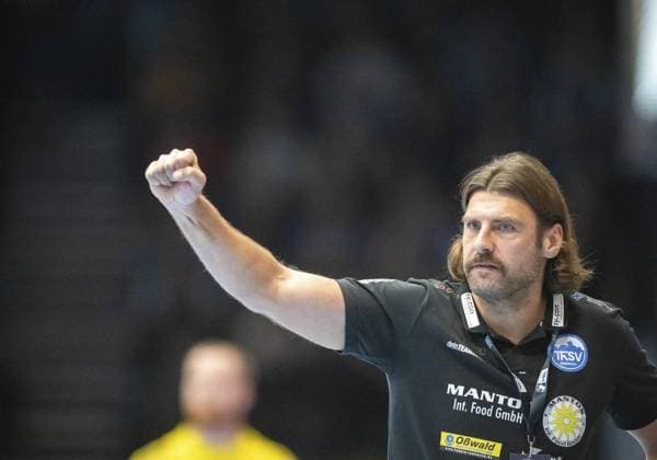 DAIKIN HBL HANDBALL MEN 1 BL 12 GAME DAY THSV EISENACH TVB STUTTGART FOR EDITORIAL PURPOSES ONLY p 13 11 2025 Eisenach DAIKIN HBL Handball 1 Bundesliga Herren Saison 2025 2026 12 Spieltag Werner Assmann Halle ThSV Eisenach TVB Stuttgart im Foto Trainer Sebastian Hinze ThSV Eisenach Germany Thüringen Eisenach Copyright SaschaxFromm Copyright: SaschaxFromm doc838yzeb51hfr1fp9dsz ,EDITORIAL USE ONLY Copyright: SaschaxFromm