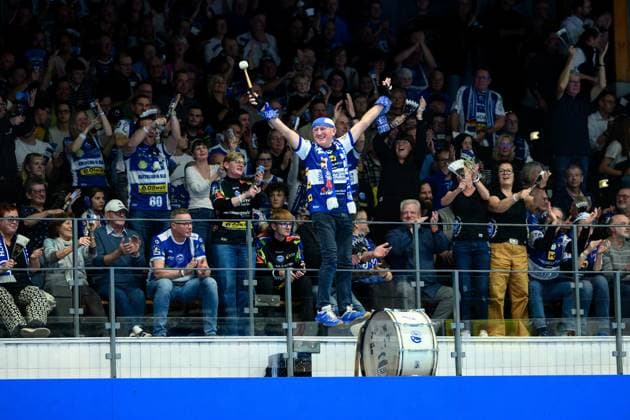 Cheers from the fans in Eisenach GER, Thuringia, ThSV Eisenach against TVB Stuttgart, 1 Daikin Handball Bundesliga, Handball, Matchday 12, Season 2025 2026, 13 11 2025 GER, Thuringia, ThSV Eisenach against TVB Stuttgart, 1 Daikin Handball Bundesliga, Handball, Matchday 12, Season 2025 2026, 13 11 2025 Eisenach Copyright: xEibner-Pressefoto MartinxHerbstx EP_MHT
