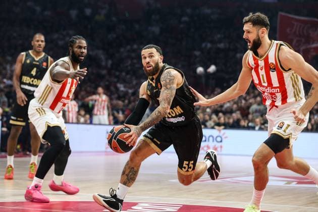 Basketball, EuroLeague, Roter Stern Belgrad - AS Monaco Crvena zvezda v Monaco - Euroleague BELGRADE, SERBIA - NOVEMBER 13: Mike James (55) of Monaco in action against Uros Plavsic (1) of Crvena zvezda during the Euroleague Week 11 basketball match between Crvena zvezda and Monaco at the Belgrade Arena in Belgrade, Serbia on November 13, 2025. Filip Stevanovic Anadolu Belgrade Serbia. Editorial use only. Please get in touch for any other usage.  Copyright: x2025xAnadoluxFilipxStevanovicx