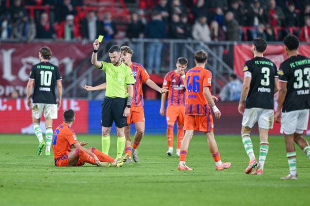 13 11 2025, Football, Test match, Season 2025 2026, Twente Enschede FC Schalke 04, Yellow card for Mauro Zalazar FC Schalke 04 , xRHR PHOTO YYx Copyright: KROEGER RHR-FOTOx RHR-FOTO YY