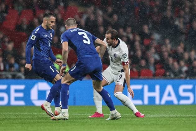 FIFA World Cup, WM, Weltmeisterschaft, Fussball Qualifiers round 9 England v Serbia Jude Bellingham of England and Ivan Ilic of Serbia battle for the ball during the FIFA World Cup Qualifiers round 9 match England vs Serbia at Wembley Stadium, London, United Kingdom, 13th November 2025 (Photo by Alfie Cosgrove News Images) London Wembley Stadium Greater London United Kingdom Copyright: xAlfiexCosgrove NewsxImagesx