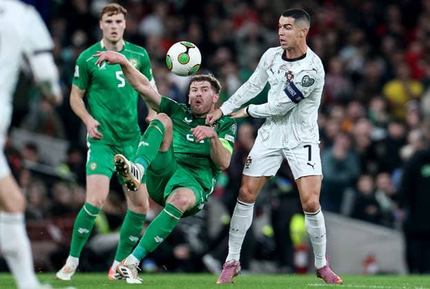 2026 FIFA World Cup, WM, Weltmeisterschaft, Fussball Qualifier Group F, Aviva Stadium, Dublin 13 11 2025 Republic of Ireland vs Portugal Ireland s Nathan Collins in action with Portugal s Cristiano Ronaldo Nathan Collins in action with Cristiano Ronaldo 13 11 2025  Copyright: x INPHO NickxElliottx IMG_9328