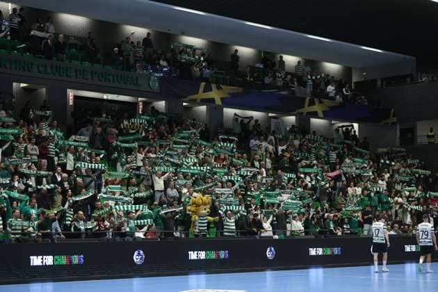 Handball, CL, Sporting Lissabon - Füchse Berlin Sporting CP fans before the match between Sporting CP and Fuchse Berlin, valid for Machineseeker EHF Champions League 2025 2026 at Pavilhao Joao Rocha on 13 November 2025. Lisbon Pavilhao Joao Rocha Lisbon Portugal Copyright: xIMAGOx xPRIMExSPORTSxIMAGESx xFILIPExOLIVEIRAx