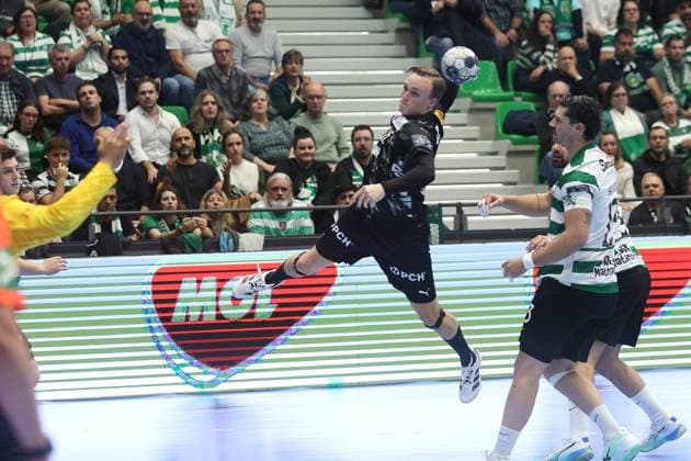 Handball, CL, Sporting Lissabon - Füchse Berlin Tobias Grondahl ( Fuchse Berlin ) in action during the match between Sporting CP and Fuchse Berlin, valid for Machineseeker EHF Champions League 2025 2026 at Pavilhao Joao Rocha on 13 November 2025. Lisbon Pavilhao Joao Rocha Lisbon Portugal Copyright: xIMAGOx xPRIMExSPORTSxIMAGESx xFILIPExOLIVEIRAx