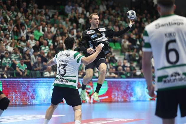 Handball, CL, Sporting Lissabon - Füchse Berlin Mathias Gidsel ( Fuchse Berlin ) in action during the match between Sporting CP and Fuchse Berlin, valid for Machineseeker EHF Champions League 2025 2026 at Pavilhao Joao Rocha on 13 November 2025. Lisbon Pavilhao Joao Rocha Lisbon Portugal Copyright: xIMAGOx xPRIMExSPORTSxIMAGESx xFILIPExOLIVEIRAx