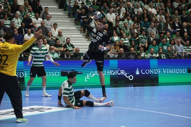 Handball, CL, Sporting Lissabon - Füchse Berlin Mijajlo Marsenic ( Fuchse Berlin ) in action during the match between Sporting CP and Fuchse Berlin, valid for Machineseeker EHF Champions League 2025 2026 at Pavilhao Joao Rocha on 13 November 2025. Lisbon Pavilhao Joao Rocha Lisbon Portugal Copyright: xIMAGOx xPRIMExSPORTSxIMAGESx xFILIPExOLIVEIRAx