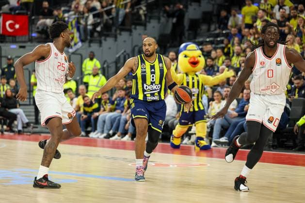 Talen Horton Tucker Fenerbahce Beko Istanbul, 08 with ball with Jonathan Motley Hapoel IBI Tel Aviv, 0 and Dan Oturu Hapoel IBI Tel Aviv, 25 , GER, Fenerbahce Beko Istanbul vs Hapoel IBI Tel Aviv, Basketball, Euroleague, Matchday 11, Season 2025 2026, 13 11 2025, GER, Fenerbahce Beko Istanbul vs Hapoel IBI Tel Aviv, Basketball, Euroleague, Matchday 11, Season 2025 2026, 13 11 2025 Muenchen Copyright: xEibner-Pressefoto JennixMaulx EP_JML