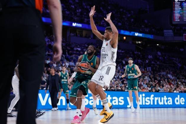 Basketball, EuroLeague, Real Madrid - Panathinaikos Athen November 13, 2025, Madrid, Madrid, Spain: Kenneth Faried of Panathinaikos and Walter Samuel Tavares da Veiga of Real Madrid in action during the Turkish Airlines Euroleague 2025 26, Regular Season Round 11 match played between Real Madrid and Panathinaikos AKTOR Athens at Movistar Arena on November 13, 2025 in Madrid, Spain. Madrid Spain - ZUMAa181 20251113_zaa_a181_260 Copyright: xDennisxAgyemanx