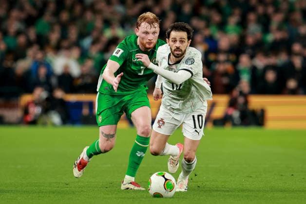 2026 FIFA World Cup, WM, Weltmeisterschaft, Fussball Qualifier Group F, Aviva Stadium, Dublin 13 11 2025 Republic of Ireland vs Portugal Ireland s Liam Scales in action with Portugal s Bernardo Silva Liam Scales in action with Bernardo Silva 13 11 2025  Copyright: x INPHO MorganxTreacyx 0U6A1088