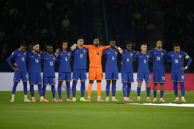 PARIS, FRANCE 13 NOVEMBER 2025 Team France minute of silence for the victims of the terrorist attack in Paris 2025 before the football match between European Qualifiers for the 2026 FIFA World Cup, WM, Weltmeisterschaft, Fussball, France and Ukraine at Parc des Princes Copyright: AntonioxBorga
