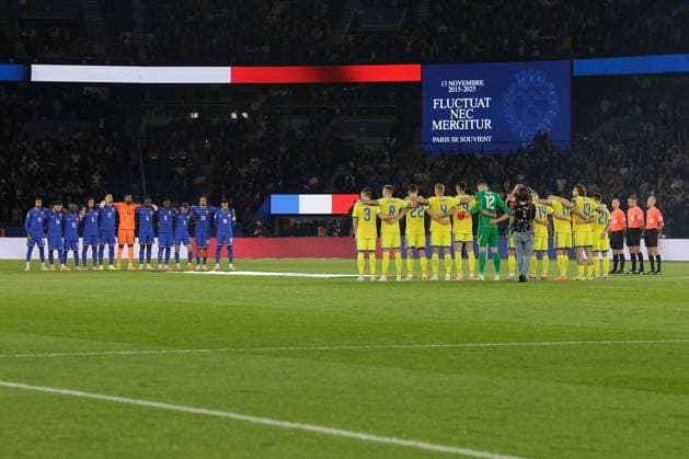 PARIS, FRANCE 13 NOVEMBER 2025 Team France and Team Ukraine, minute of silence for the victims of the terrorist attack in Paris 2025 before the football match between European Qualifiers for the 2026 FIFA World Cup, WM, Weltmeisterschaft, Fussball, France and Ukraine at Parc des Princes Copyright: AntonioxBorga