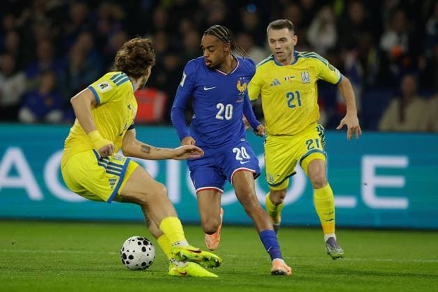 PARIS, FRANCE 13 NOVEMBER 2025 Bogdn Mykhaailichenko Ukraine , Bradley Barcola France , Taras Mykhavko Ukraine during the football match between European Qualifiers for the 2026 FIFA World Cup, WM, Weltmeisterschaft, Fussball, France and Ukraine at Parc des Princes Copyright: AntonioxBorga