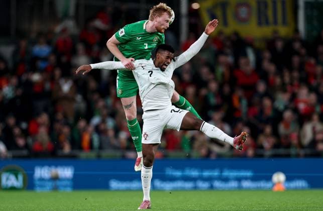 2026 FIFA World Cup, WM, Weltmeisterschaft, Fussball Qualifier Group F, Aviva Stadium, Dublin 13 11 2025 Republic of Ireland vs Portugal Ireland s Liam Scales in action with Portugal s NÃ Liam Scales in action with NÃ lson Semedo 13 11 2025  Copyright: x INPHO NickxElliottx IMG_8976