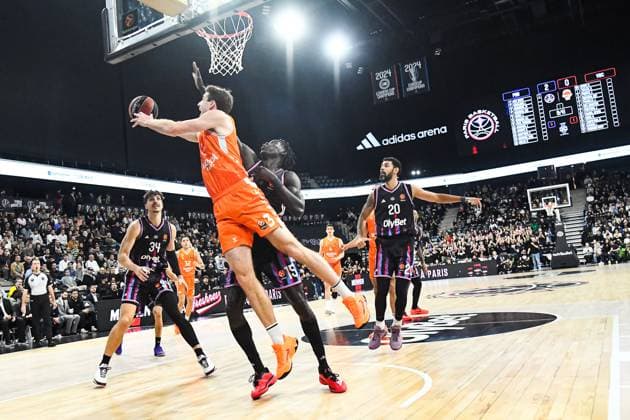 BASKET : Paris Basketball vs Valence Basket Club - Euroligue - JournÃ e 11 - 13 11 25 Nathan Reuvers (Valence BC) Mouhamed Faye (Paris Basketball) ParisFrance  Copyright: xBaptistexAutissierx