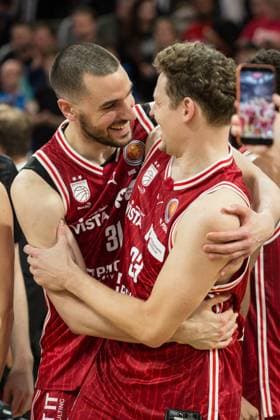 Bamberg, Germany 13 November 2025 BBL Cup 2025 2026 1 4 Final BMA365 Bamberg Baskets vs MLP Academics Heidelberg In the picture Daniel Keppeler Bamberg and Patrick Heckmann Bamberg celebrating their entry into the TOP 4 of the Cup Brose Arena Bayern Copyright: xFotostandx xK.xSchmittx