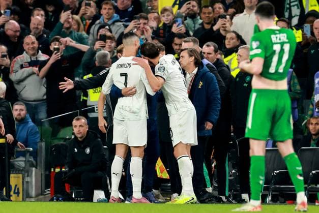 2026 FIFA World Cup, WM, Weltmeisterschaft, Fussball Qualifier Group F, Aviva Stadium, Dublin 13 11 2025 Republic of Ireland vs Portugal Portugal s Cristiano Ronaldo is consoled by team mates after leaving the pitch due to a red card Cristiano Ronaldo is consoled by team mates after leaving the pitch due to a red card 13 11 2025  Copyright: x INPHO MorganxTreacyx 0U6A1286