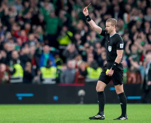 2026 FIFA World Cup, WM, Weltmeisterschaft, Fussball Qualifier Group F, Aviva Stadium, Dublin 13 11 2025 Republic of Ireland vs Portugal Referee Glenn Nyberg shows a red card to Cristiano Ronaldo of Portugal Glenn Nyberg shows a red card to Cristiano Ronaldo 13 11 2025  Copyright: x INPHO RyanxByrnex RB2_7069