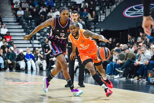 BASKET : Paris Basketball vs Valence Basket Club - Euroligue - JournÃ e 11 - 13 11 25 Jean Montero (Valence BC) Allan Dokossi (Paris Basketball) ParisFrance  Copyright: xBaptistexAutissierx