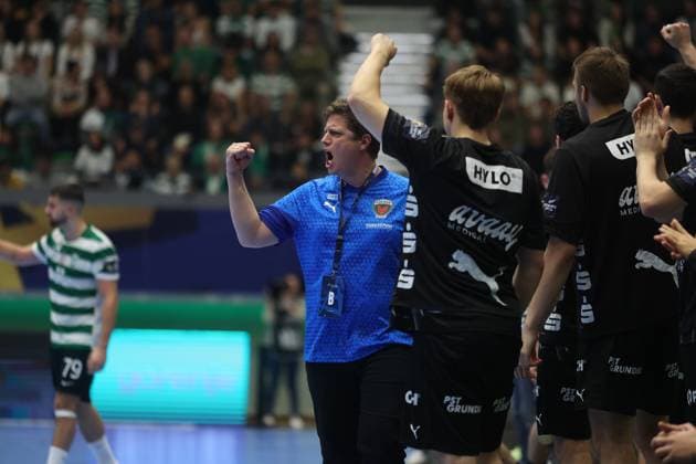 Handball, CL, Sporting Lissabon - Füchse Berlin Nicolej Krickau ( Coach of Fuchse Berlin ) in action during the match between Sporting CP and Fuchse Berlin, valid for Machineseeker EHF Champions League 2025 2026 at Pavilhao Joao Rocha on 13 November 2025. Lisbon Pavilhao Joao Rocha Lisbon Portugal Copyright: xIMAGOx xPRIMExSPORTSxIMAGESx xFILIPExOLIVEIRAx