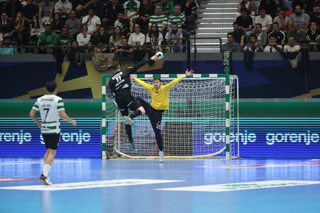 Handball, CL, Sporting Lissabon - Füchse Berlin Lasse Andersson ( Fuchse Berlin ) in action during the match between Sporting CP and Fuchse Berlin, valid for Machineseeker EHF Champions League 2025 2026 at Pavilhao Joao Rocha on 13 November 2025. Lisbon Pavilhao Joao Rocha Lisbon Portugal Copyright: xIMAGOx xPRIMExSPORTSxIMAGESx xFILIPExOLIVEIRAx