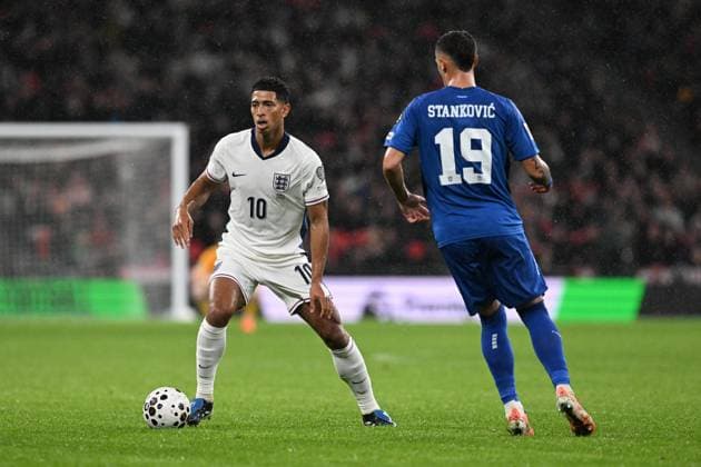 England v Serbia 2026 FIFA World Cup, WM, Weltmeisterschaft, Fussball Qualifier 13 11 2025. Group K Jude Bellingham (10) of England on the attack battles for possession with Aleksandar Stankovic of Serbia during the 2026 FIFA World Cup Qualifier match between England and Serbia at Wembley Stadium, London, England on 13 November 2025. London Wembley Stadium Greater London England Editorial use only , Copyright: xGrahamxHuntx PSI-23212-0084