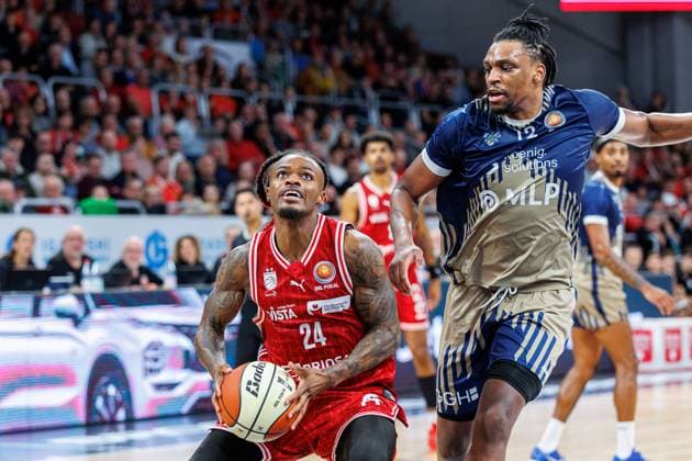 Cobe Williams BMA365 Bamberg Baskets, 24 , Osun Osunniyi MLP Academics Heidelberg, 12 , BMA365 Bamberg Baskets vs MLP Academics Heidelberg, Basketball, BBL Cup, Quarterfinals, 13 11 2025 BMA365 Bamberg Baskets vs MLP Academics Heidelberg, Basketball, BBL Cup, Quarterfinals, 13 11 2025 Bamberg Copyright: xEibner-Pressefoto G.xSantemizx EP_EER