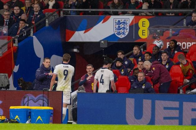 Football - FIFA World Cup, WM, Weltmeisterschaft, Fussball 2026 Qualifying - Group K - England v Serbia LONDON, ENGLAND - Thursday, November 13, 2025: England s Harry Kane and Declan Rice substituted off during the FIFA World Cup 2026 Qualifying Group K match between England and Serbia at Wembley Stadium. (Photo by David Rawcliffe Propaganda) LONDON Wembley Stadium GREATER LONDON ENGLAND  Copyright: xDavidxRawcliffex P2025-11-13-England_Serbia-61