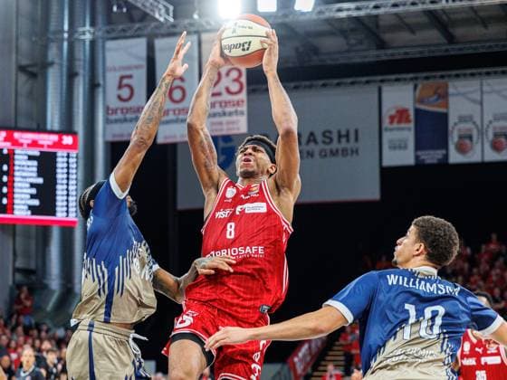 Marcus Weathers MLP Academics Heidelberg, 00 , Demarcus Demonia BMA365 Bamberg Baskets, 08 , BMA365 Bamberg Baskets vs MLP Academics Heidelberg, Basketball, BBL Cup, Quarterfinals, 13 11 2025 BMA365 Bamberg Baskets vs MLP Academics Heidelberg, Basketball, BBL Cup, Quarterfinals, 13 11 2025 Bamberg Copyright: xEibner-Pressefoto G.xSantemizx EP_EER