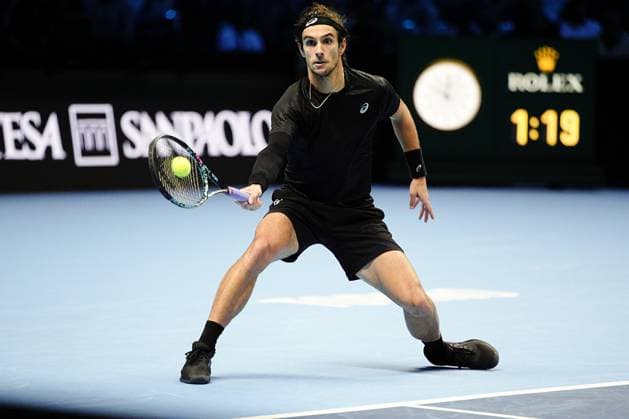 Italy s Lorenzo Musetti returns the ball to Spain s Carlos Alcaraz during the singles tennis match of the ATP, Tennis Herren World Tour Finals at the Inalpi Arena in Turin, Italy - Thursday, Nov. 13, 2025. -  Copyright: xMarcoxAlpozzi LaPressex